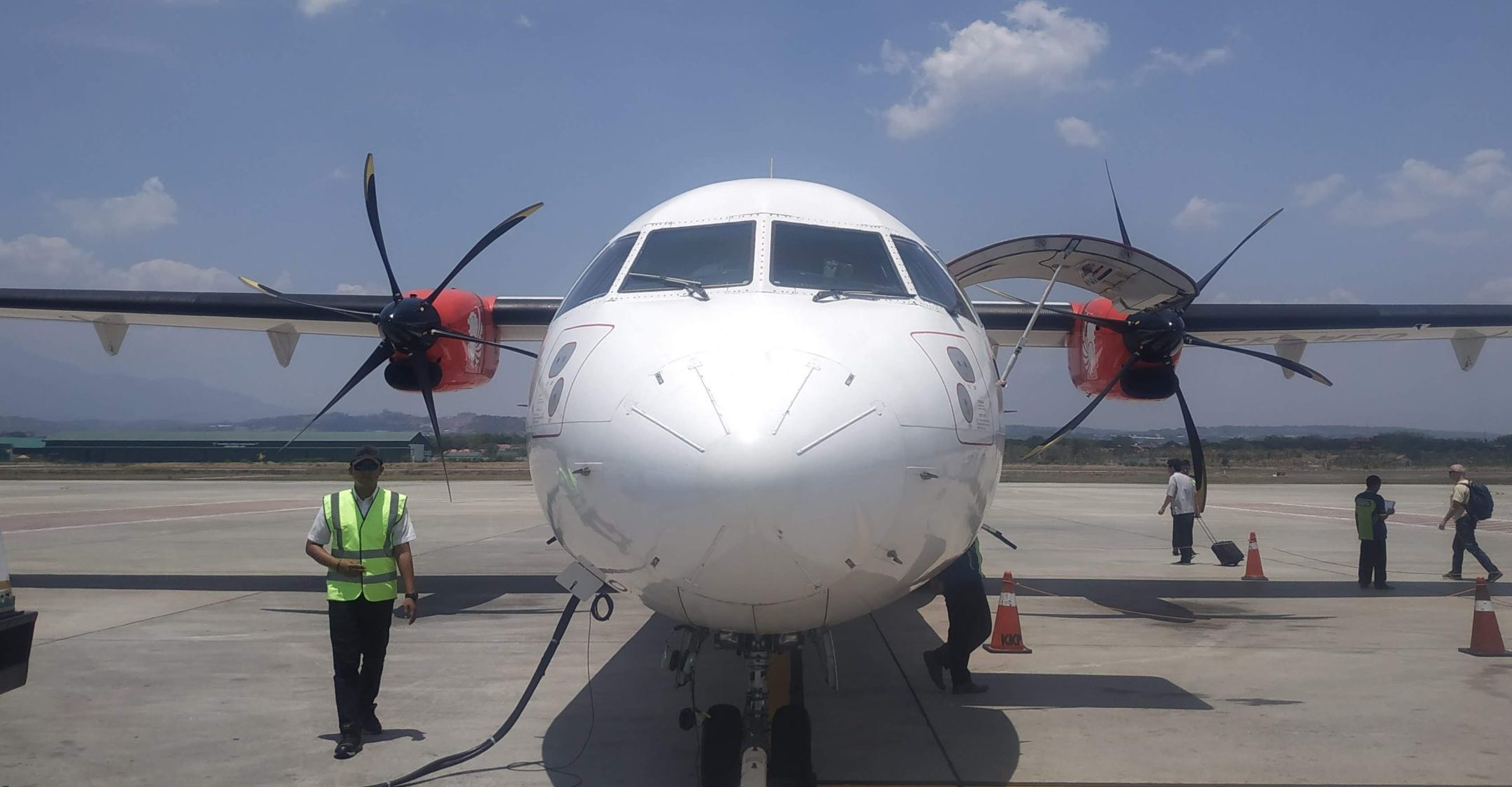 Frontal de la nariz del avión antes del embarque
